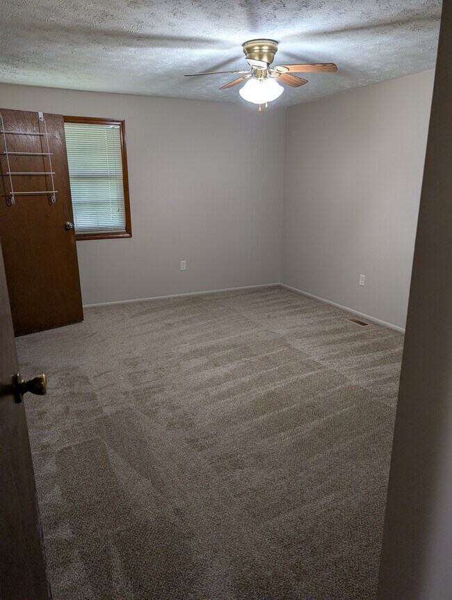 Building Photo - 549 Poplar Dr
