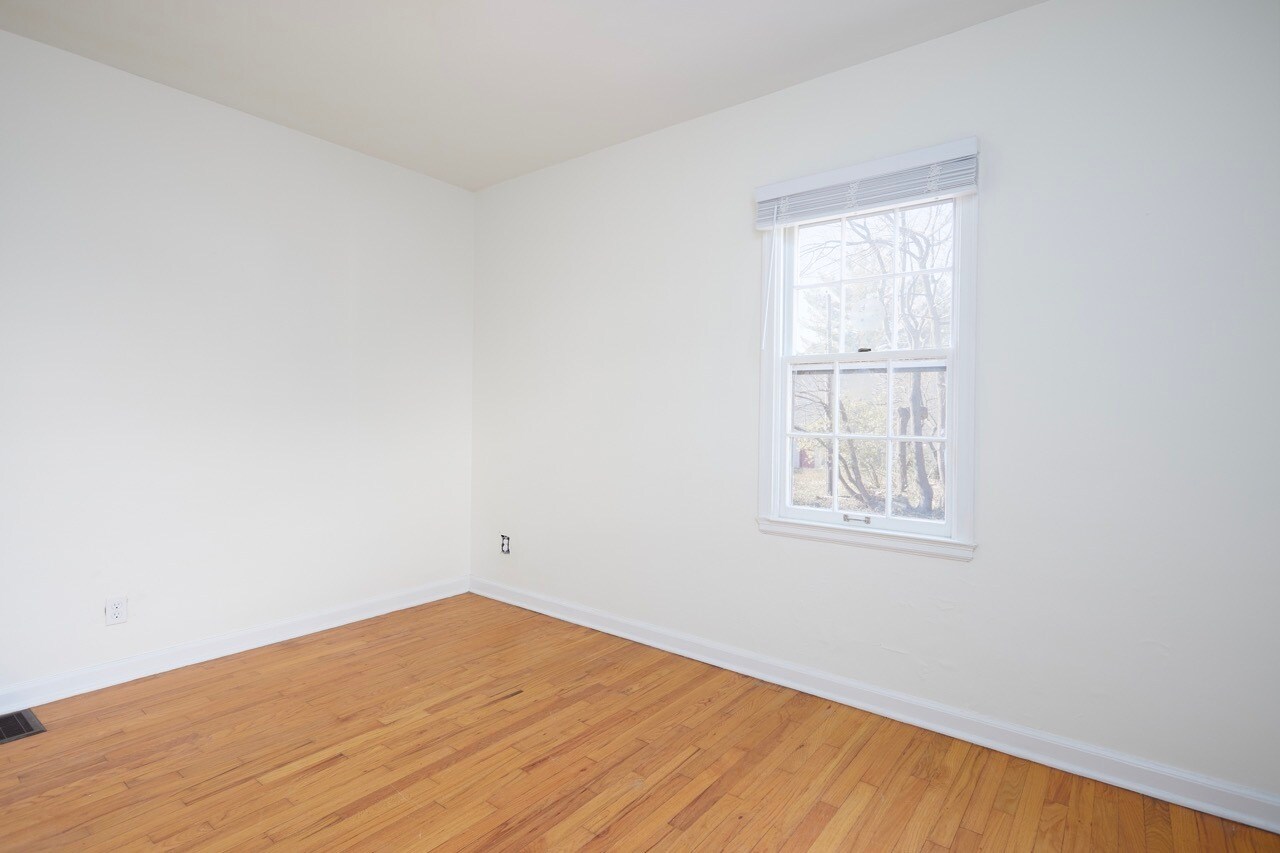 Building Photo - 208 S Clark St