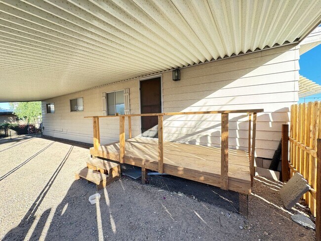 Building Photo - Spacious 2 bedroom