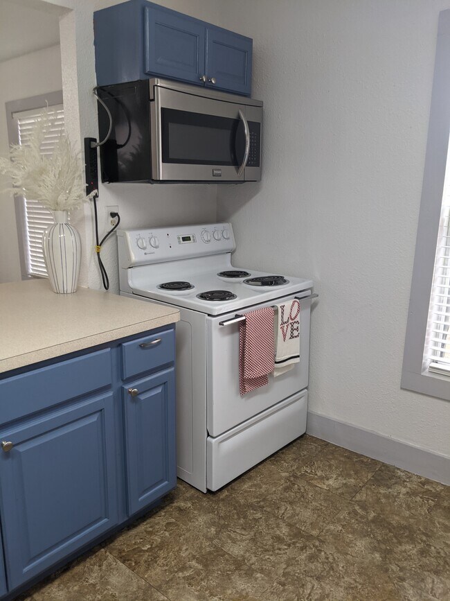 Building Photo - 408 E McKay St