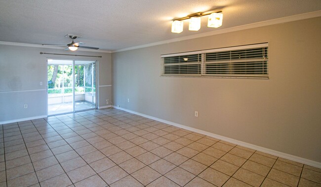 Building Photo - Fantastic 2 bedroom home all tile floors a...