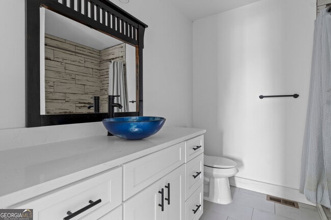 Building Photo - 610 Madola Rd