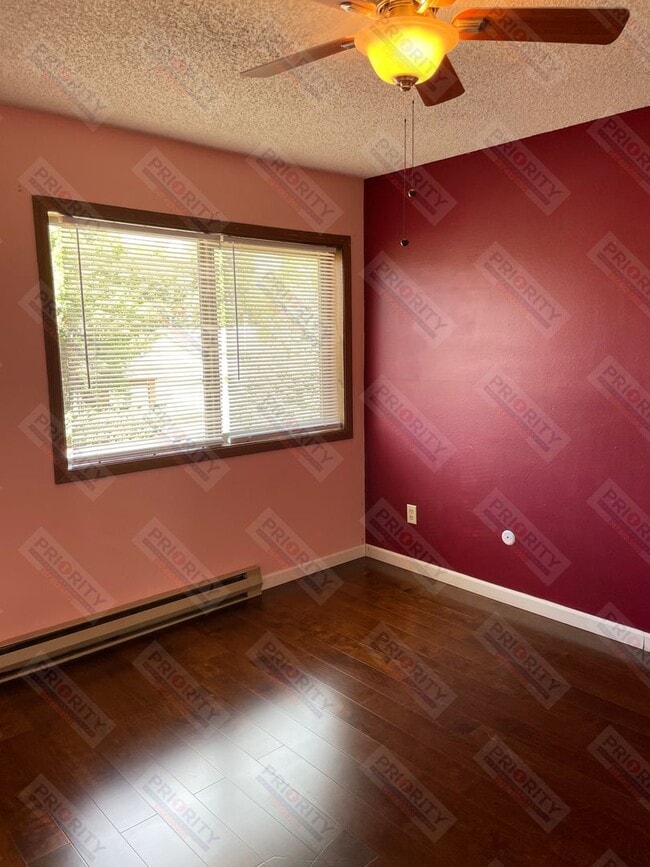 Building Photo - 3 bedroom, 1.5 bath townhome
