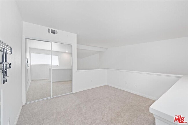Building Photo - 5530 Owensmouth Ave