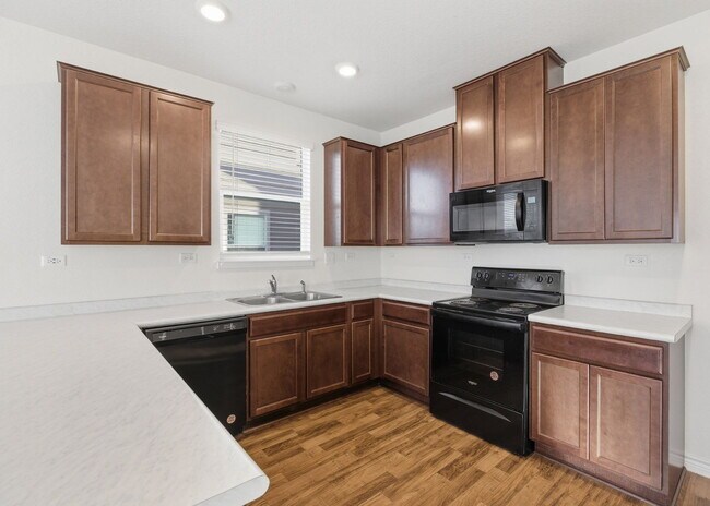 Building Photo - This spacious 4-bed/3-bath two-story rental is a gem waiting for you!