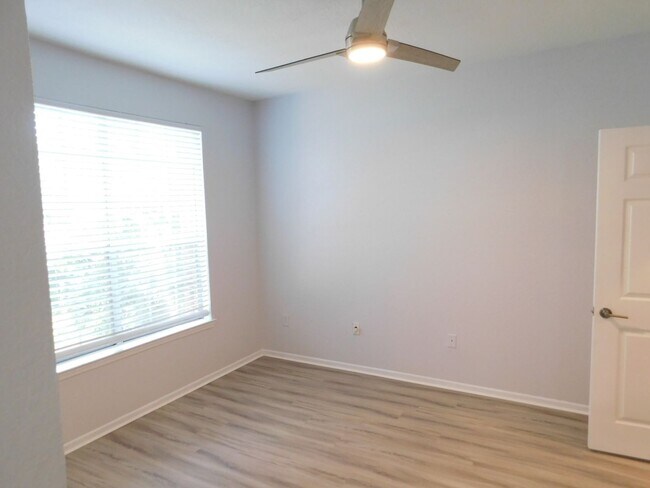 Building Photo - Renovated Ground Floor 2 Bed 2 Bath Condo. New Floors Throughout