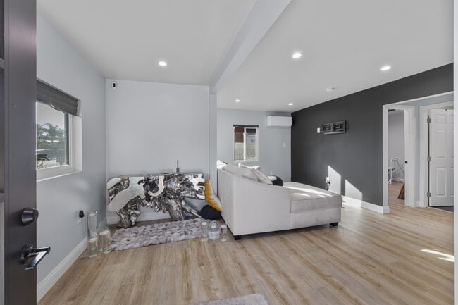 Building Photo - 341 E 91st St