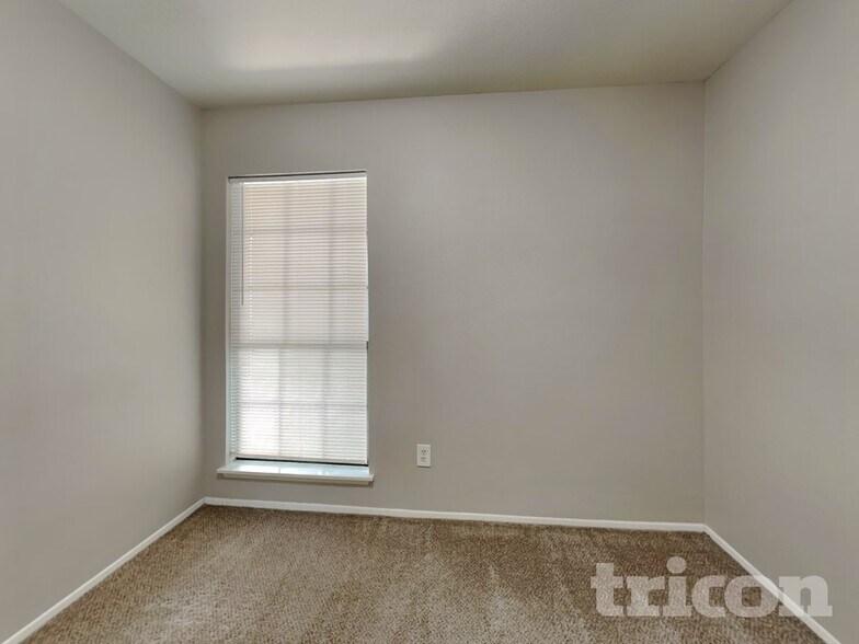 Building Photo - 2806 Quail Run Dr