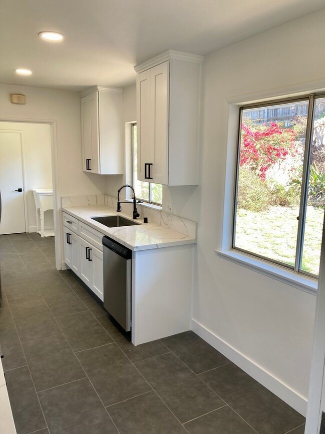 Building Photo - Mid-Century Modern Bay Park Home