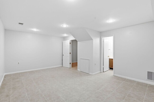 Building Photo - Welcome to this stunning end residence perfectly positioned in a highly desirable setting.