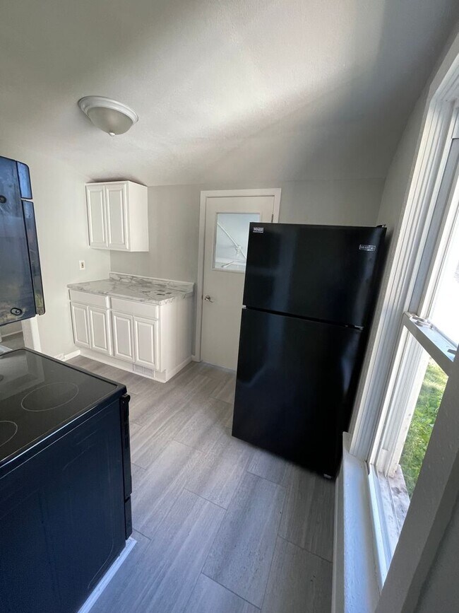Building Photo - AVAILABLE June  - 1 BED 1 BATH Single Family Home!