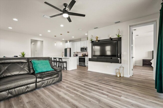 Building Photo - 4 Bedrooms | 2 Bathrooms | Screened Patio ...