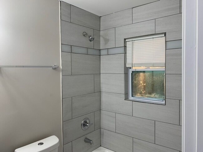 Building Photo - Beautiful two bedroom one bath near Campbellton and 166