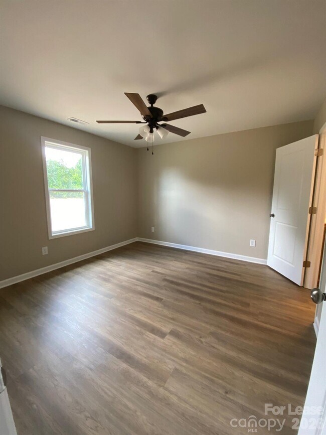 Building Photo - 1961 Glen Manor Ct