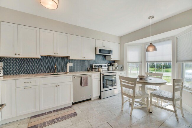 Building Photo - 2555 Youngs Ave