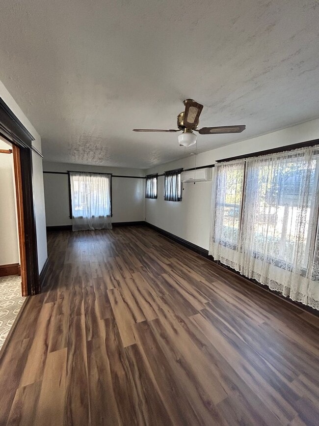 Building Photo - Historic 3 Bedroom, 1.5 Bath Home in Downt...