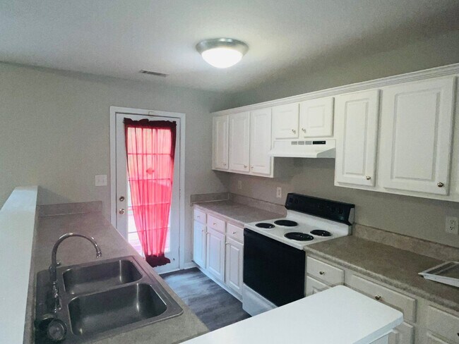 Building Photo - Northgate district! 4 bed/2.5 full bath, newly renovated, large lot, approx 2500 sqft, 2 car gara...