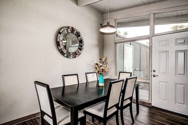 Building Photo - La Palmilla Apartments