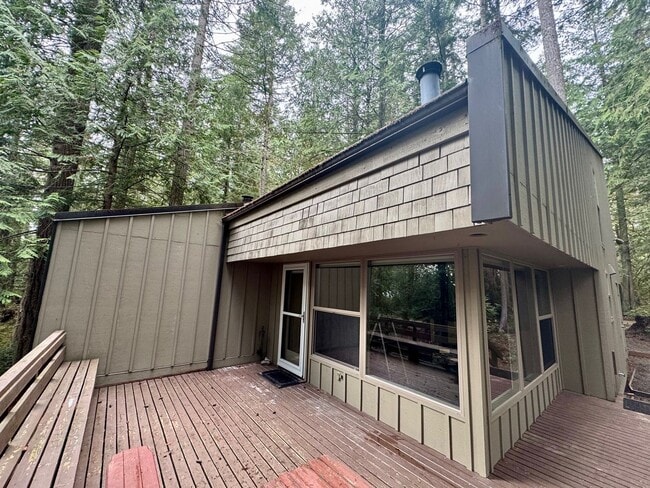 Building Photo - Come live in this quiet corner of Harstine Island!