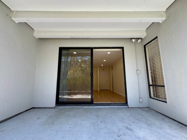 Building Photo - Beautiful Courtyard Level Flat with Outdoor Garden Patio