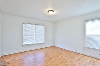 Building Photo - 3 BEDROOM,  Kitchen appliances, NEW INTERIOR PAINT! 6 MONTH LEASE AVAILABLE!