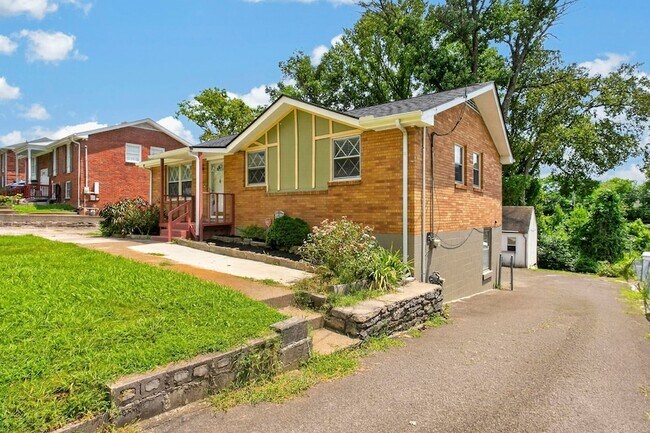 Building Photo - 261 Eisenhower Dr