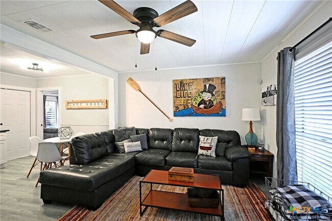 Building Photo - 553 Scenic Dr