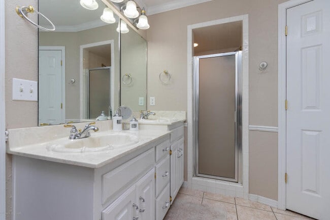 Building Photo - 4 Bedrooms 3 bathrooms, OFFICE 2 living rooms, and 2 car garage