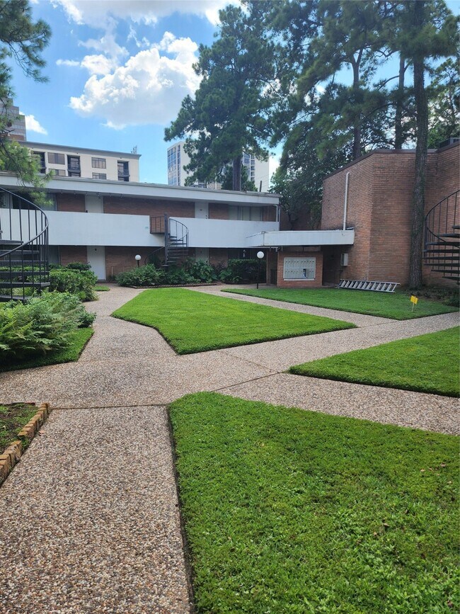 Building Photo - 513 S Post Oak Ln