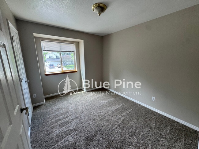 Building Photo - 3535 Spring Creek Dr