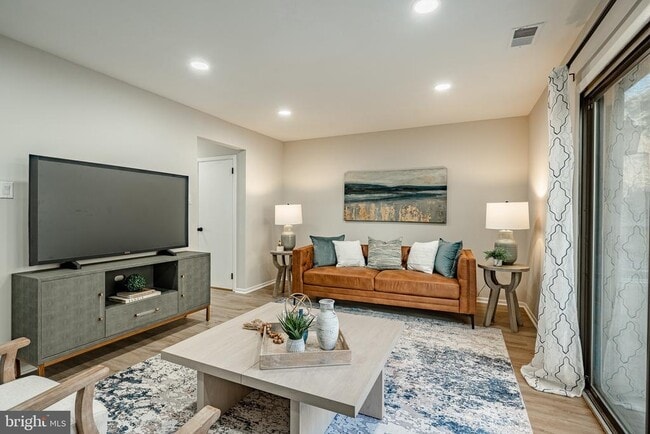 Building Photo - 233 Holly Dr