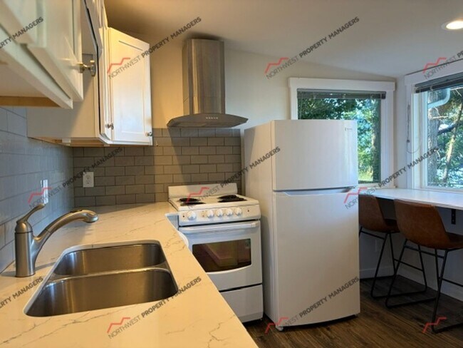 Building Photo - 609 68th Ave NE