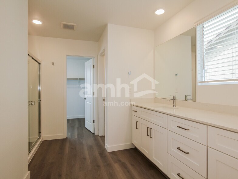 Building Photo - 12631 W Flynn Ln