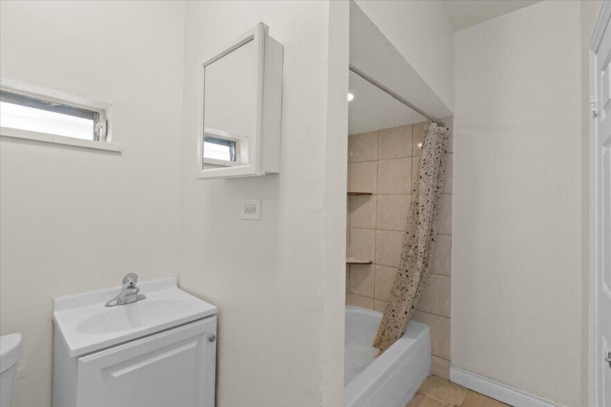 Building Photo - 4841 S Loomis Blvd