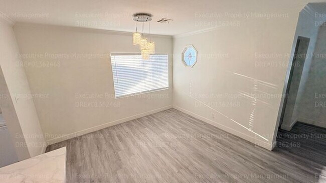 Building Photo - 3 Bedroom 2 bathroom house located near the Kern Medical Hospital, East Bakersfield High, and a s...