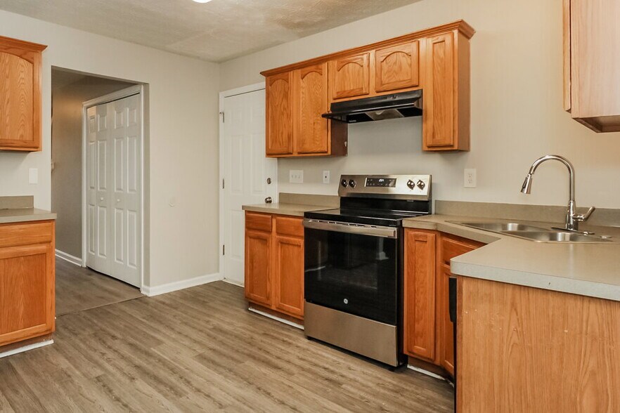 Building Photo - 2028 Oak Terrace Dr SE