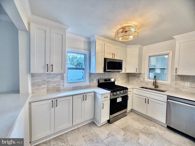 Building Photo - 2415 Fairhaven Ave