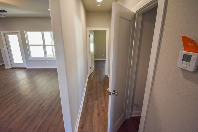 Building Photo - 4BR/2BA Farmington Home!