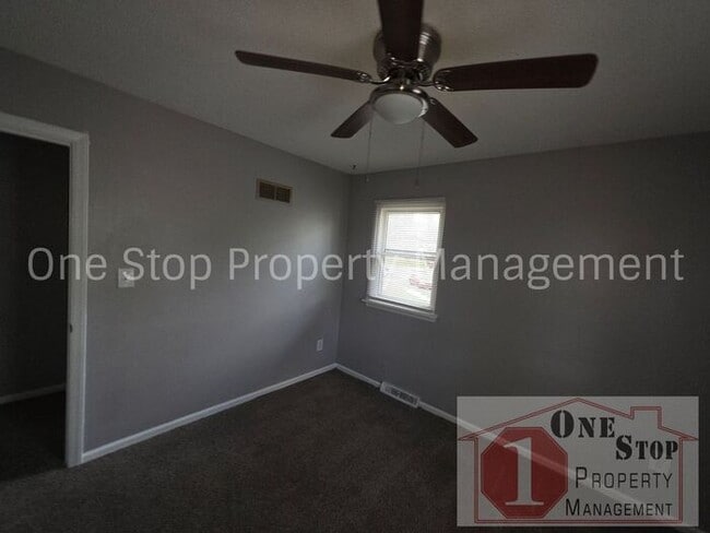 Building Photo - The Perfect 3 bedroom/2 bathroom home in Grandview, MO!