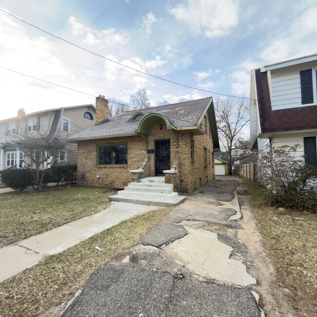 Building Photo - Charming 4 Bedroom on the SE Side!