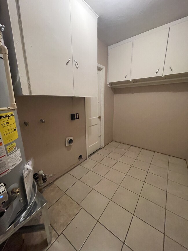 Building Photo - 8415 Menaul Blvd NE