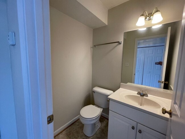 Building Photo - Timberlake Area Townhome