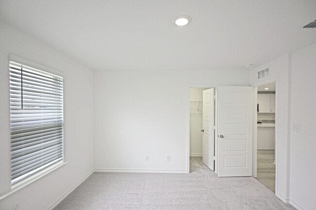 Building Photo - 951 Bluegrass Pt