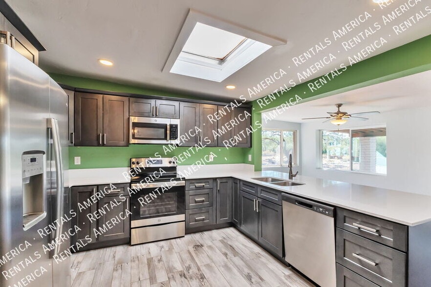 Building Photo - 330 E Mountain Vista Dr