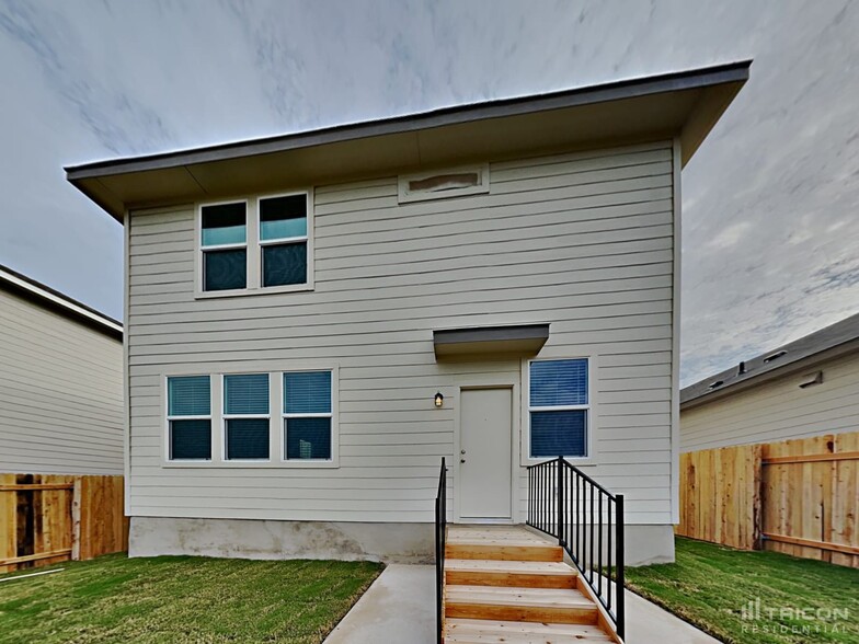 Building Photo - 5232 Saddle Clb Dr