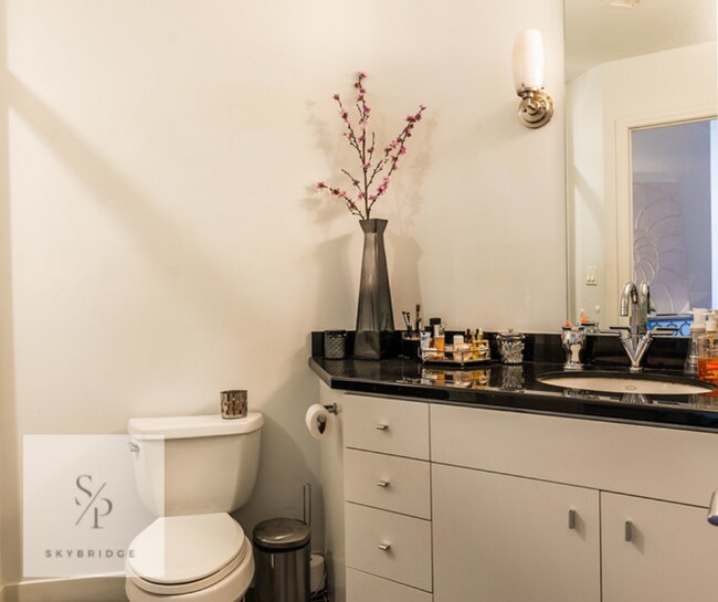 Building Photo - "Luxurious 2-Bedroom Furnished Condo with Scenic Views & Pool at 1100 Wilshire!"