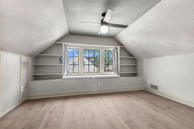 Building Photo - 3 Bedroom 2.5 Bath House in the hip Elliot...