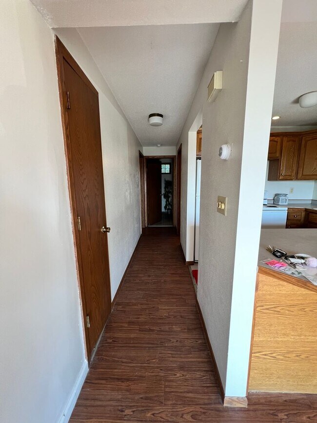 Building Photo - 123 E Ninth St