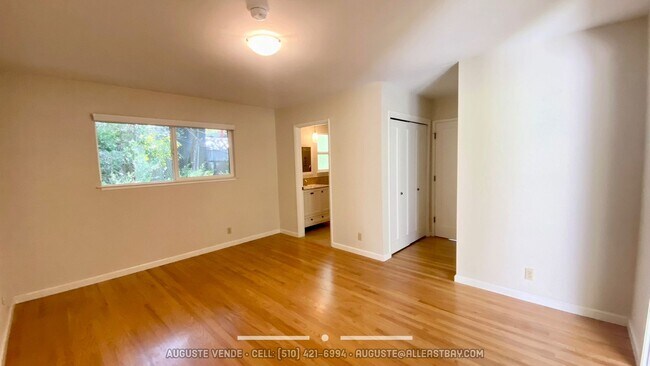 Building Photo - Lovely and RARE 3/2 single level home in O...