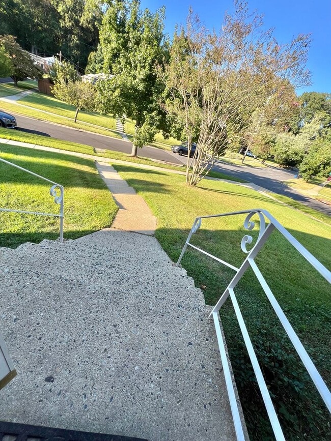 Building Photo - Beautiful 4 BR + den 2 FB home in corner lot!